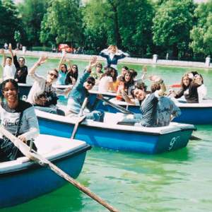 Grupo de personas en barca en una escapada a Madrid